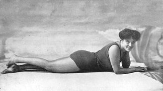 Legenda plavání Annette Kellermann: Jednodílné plavky ji dostaly v roce 1907 za mříže