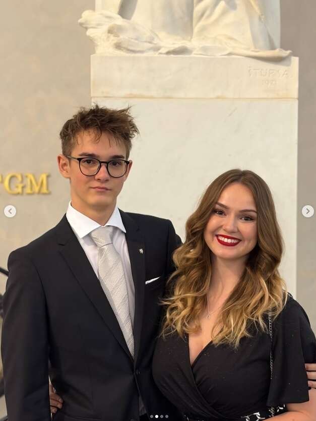 Poslankyně STAN Anežka Nedomová na Hradě s bratrem (28.10.2025) Poslankyně STAN Anežka Nedomová na Hradě s bratrem (28.10.2025)