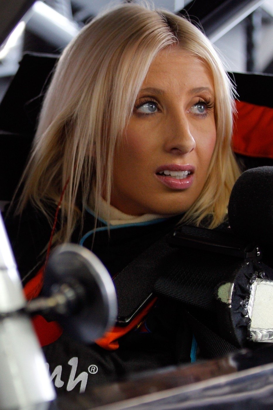 Angela Cope v kokpitu závodního speciálu NASCAR