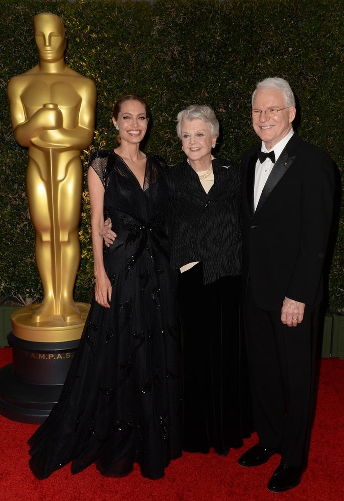 Herečka s Angelinou Jolie a Stevem Martinem na udílení Oscarů.