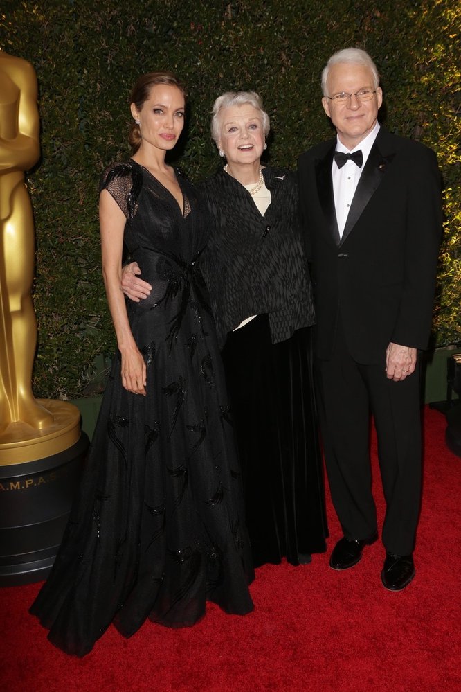 Herečka s Angelinou Jolie a Stevem Martinem na udílení Oscarů.