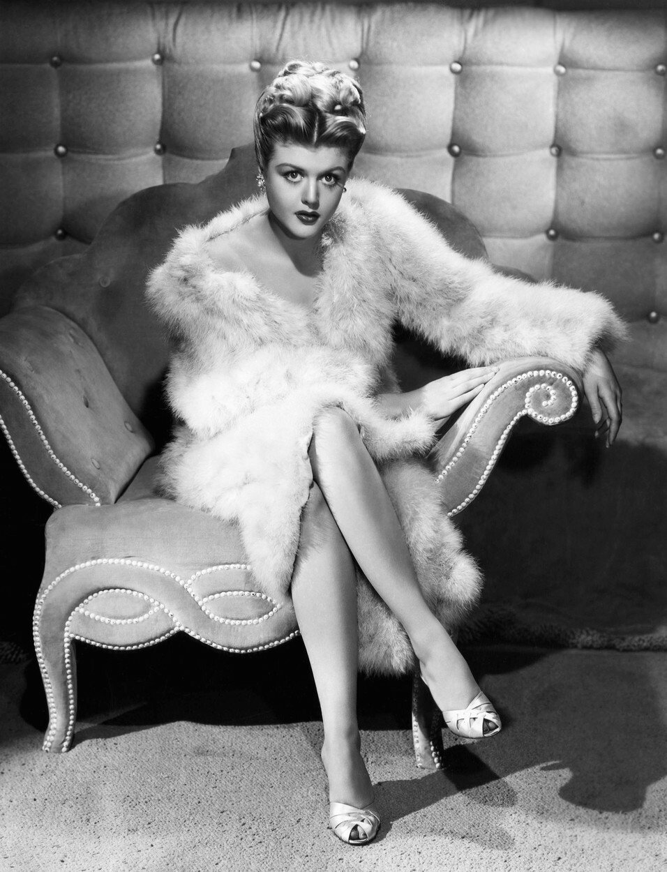 Ve věku 96 let zemřela herečka Angela Lansbury, kterou proslavila role Jessiky Flatcherové v seriálu To je vražda, napsala