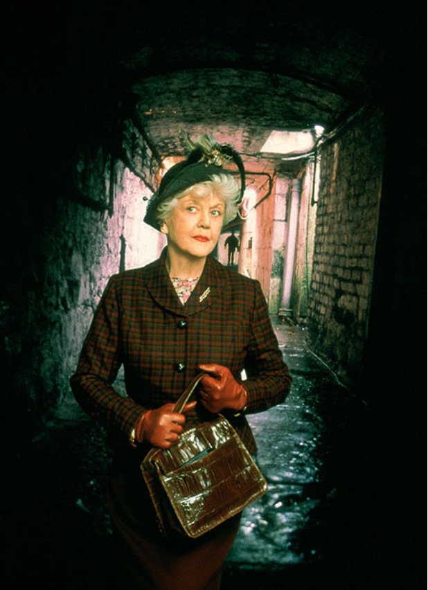 Angela Lansburyová ve filmu Tajemná paní Pollifaxová