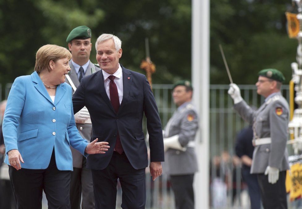 Kancléřka Angela Merkelová prodělala další záchvat chvění, tentokrát při setkání s finským premiérem Anttim Rinnem.