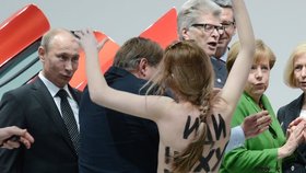 Zatímco Angela merkel útok aktivistek z hnutí femen odsoudila, Putina to nijak nerozhodilo