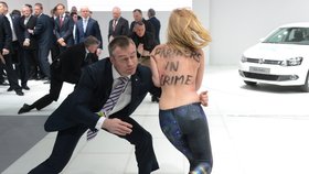 Chyť mě, když to dokážeš: Aktivistka z hnutí Femen se snaží utéct členovi ochranky