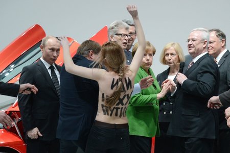 Zatímco Angela Merkel útok aktivistek z hnutí Femen odsoudila, Putina to nijak nerozhodilo