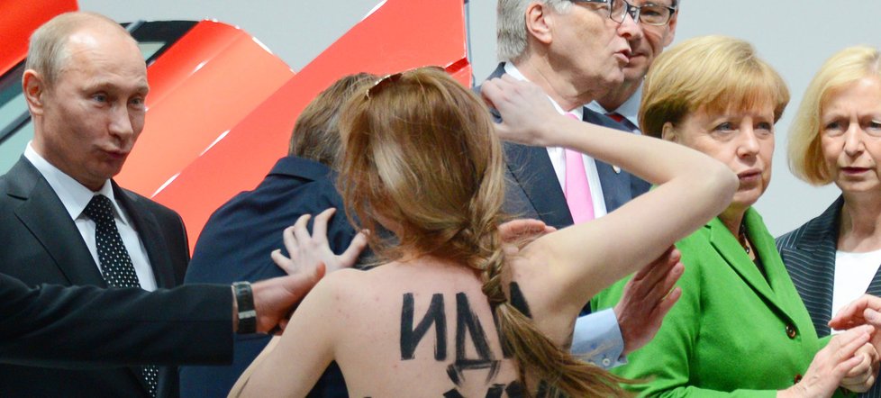 Útok jedné z členek hnutí femen na prezidenta Putina