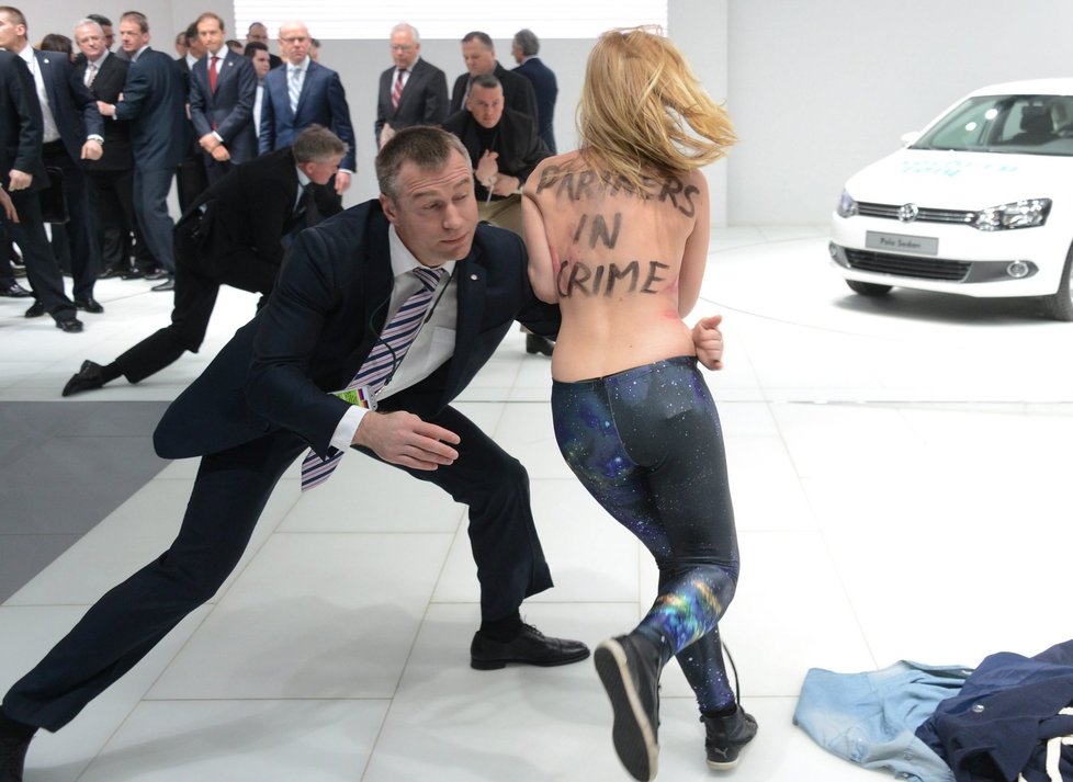 Chyť mě, když to dokážeš: Aktivistka z hnutí Femen se snaží utéct členovi ochranky