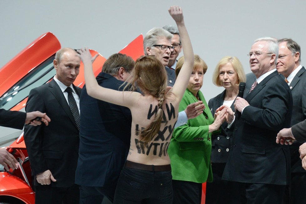 Zatímco Angela merkel útok aktivistek z hnutí femen odsoudila, Putina to nijak nerozhodilo