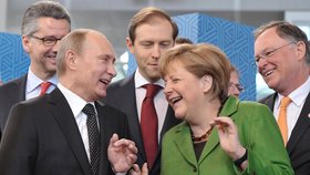 Kdysi se Merkel s Putinem smála, dnes ho kritizuje.