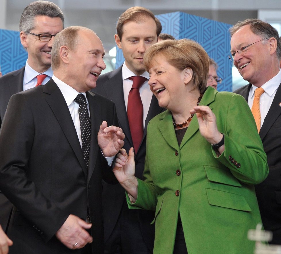 Návštěva Putina v Hannoveru: S německou kancléřkou Angelou Merkel došlo i na vtípky