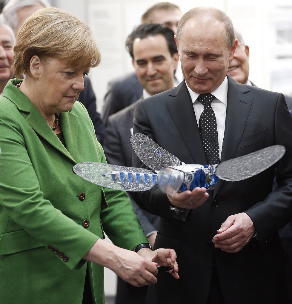 Angela Merkel a Vladimir Putin obdivují technické vymoženosti na veletrhu v Hannoveru