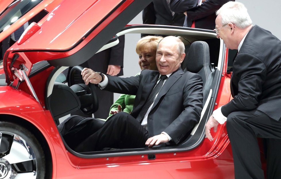 Vladimir Putin a Angela Merkel si vyzkoušeli i jeden z vystavených vozů na veletrhu v Hannoveru