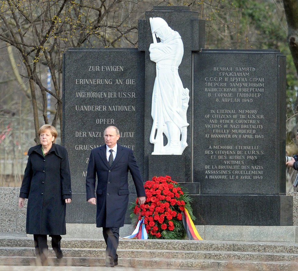 Putin a Merkel uctili v Hannoveru také památku popravených nuceně nasazených z konce 2. světové války