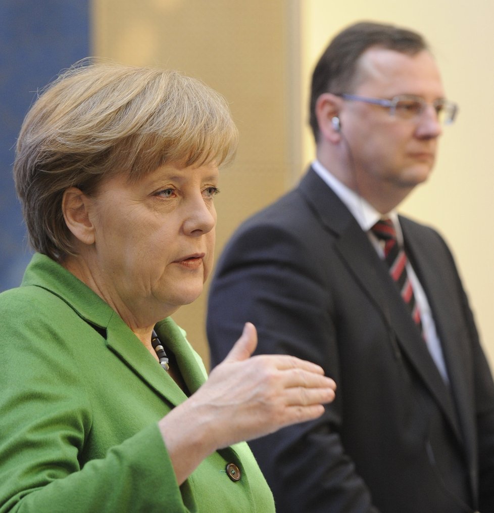 Premiér Nečas vítá v roce 2012 Angelu Merkelovou, německou kancléřku.