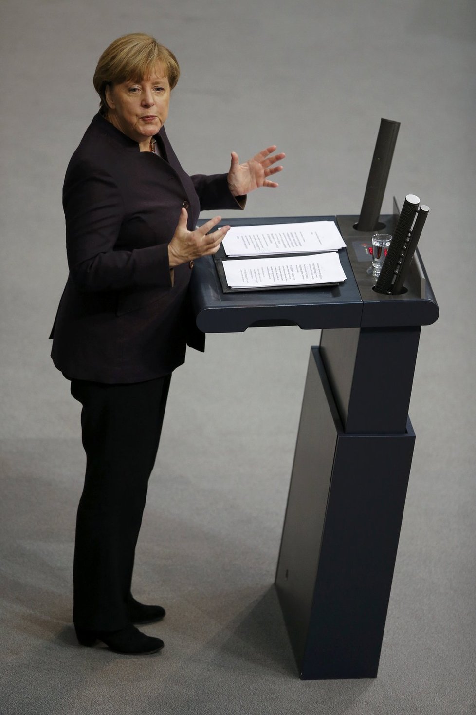 Německá kancléřka Angela Merkel při vystoupení ve Spolkovém sněmu