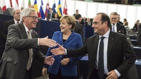 Angela Merkelová a François Hollande se v europarlamentu zdraví s Jean-Claudem Junckerem.