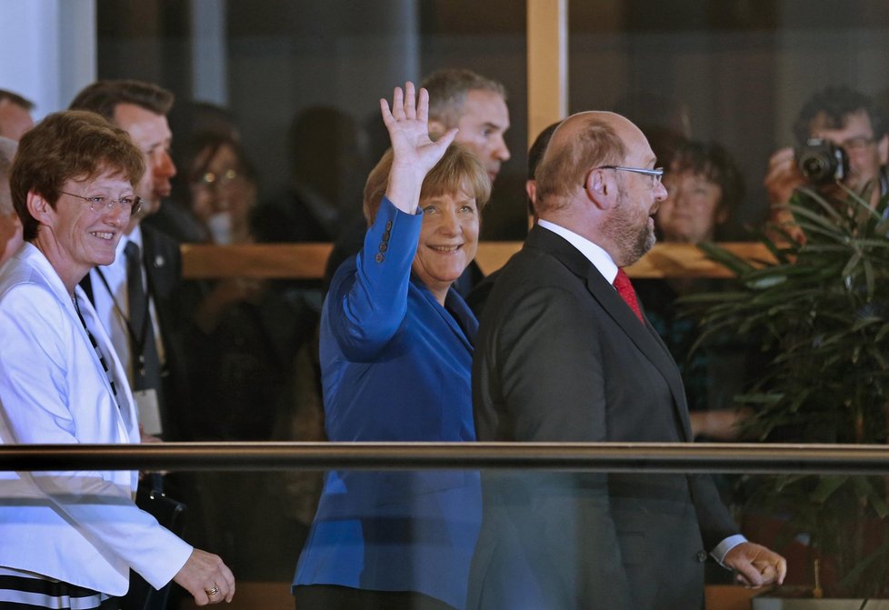 Německá kancléřka Angela Merkel mává při návštěvě europarlamentu
