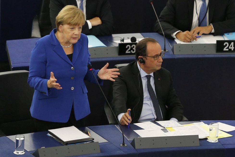 Německá kancléřka Angela Merkel a francouzský prezident François Hollande v europarlamentu