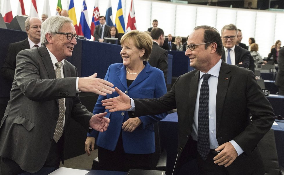 Angela Merkel a François Hollande se v europarlamentu zdraví s Jean-Claudem Junckerem