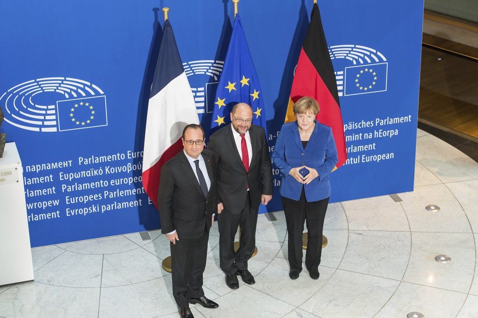 Německá kancléřka Angela Merkel a francouzský prezident François Hollande v europarlamentu. Spolu s nimi předseda EP Martin Schulz