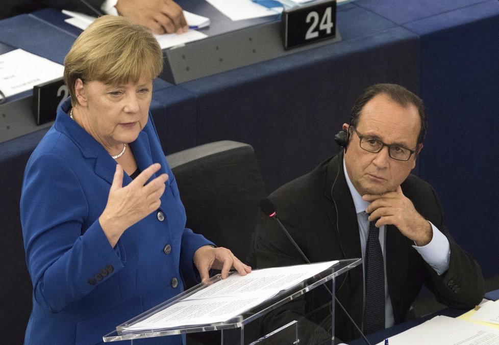 Německá kancléřka Angela Merkel a francouzský prezident François Hollande v europarlamentu