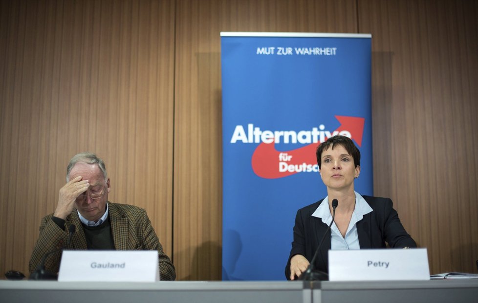 Kritička Angely Merkel Frauke Petry ze strany AfD s místopředsedou strany Gaulandem