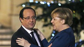 Francouzský prezident Hollande vítá staronovou německou kancléřku Angelu Merkel