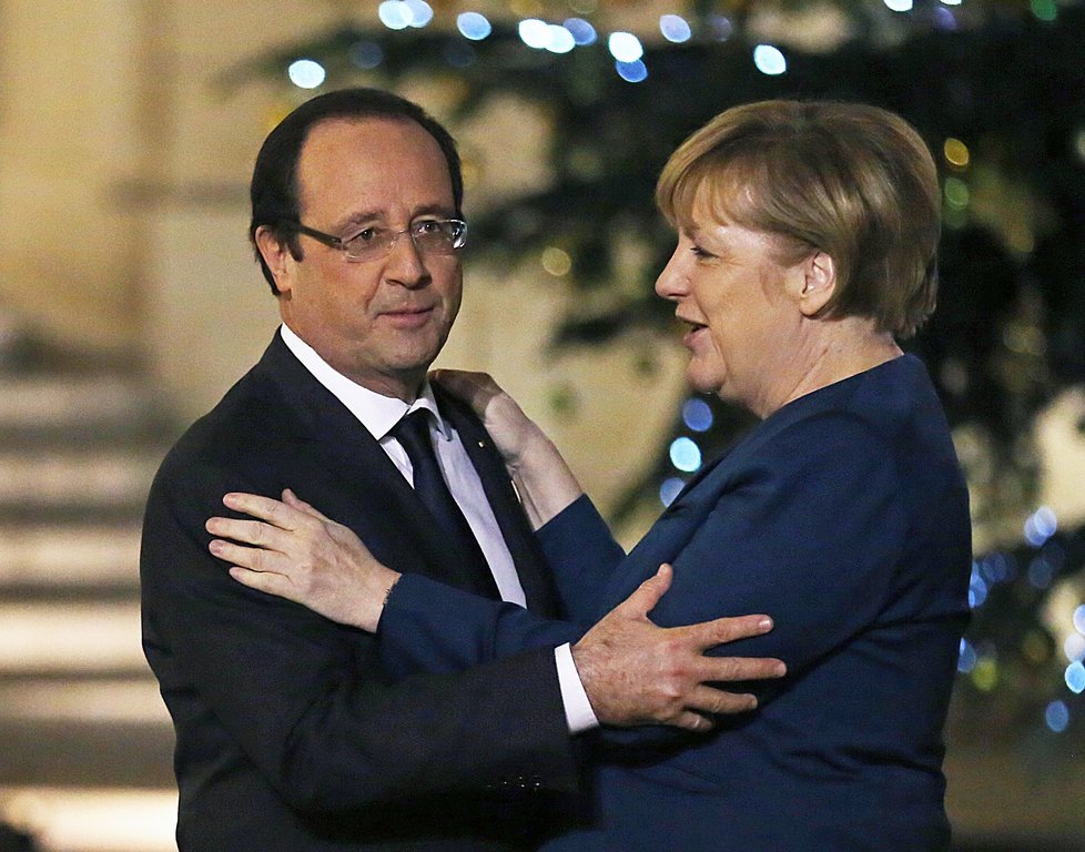 Francouzský prezident Hollande vítá staronovou německou kancléřku Angelu Merkel