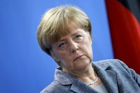 Kdo nemá rád Angelu Merkel? Naivka, která způsobila chaos, hřímají její kritici