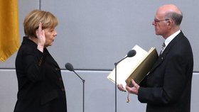 Tohle už dobře zná. Angela Merkel skládá svůj kacléřský slib