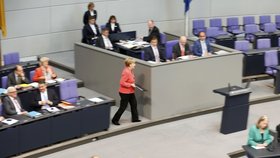 Angela Merkel vystoupila s proslovem o uprchlické krizi před německými poslanci