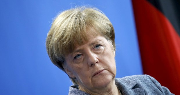 Kdo nemá rád Angelu Merkel? Naivka, která způsobila chaos, hřímají její kritici
