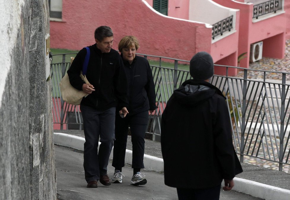 Angela Merkelová s manželem na procházce po italském ostrově Ischia v roce 2013