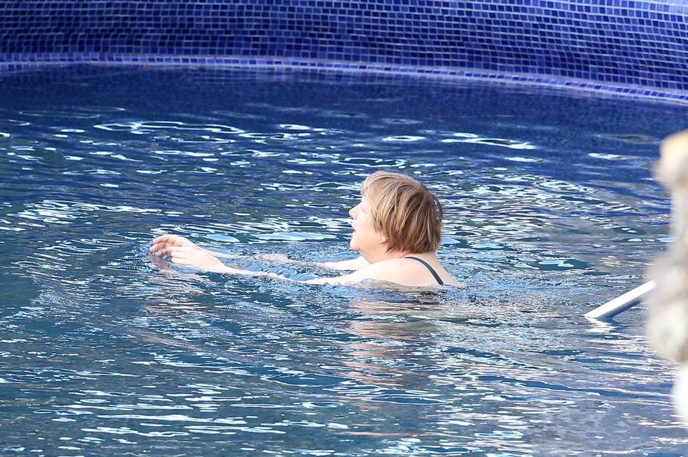 Angelu Merkel fotografie paparazzi od bazénu naštvaly