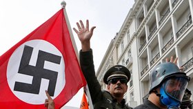 Řečtí demonstranti "vítají" Angelu Merkel v zemi v nacistických uniformách
