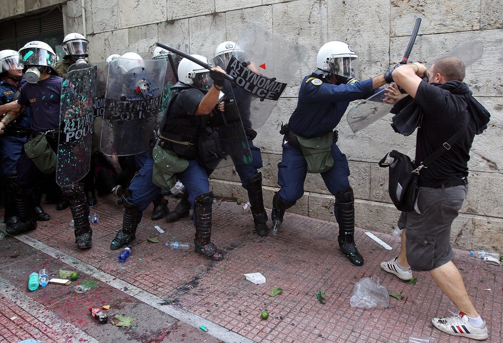 Střety demonstrantů a příslušníků pořádkových služeb před budovou řeckého parlamentu