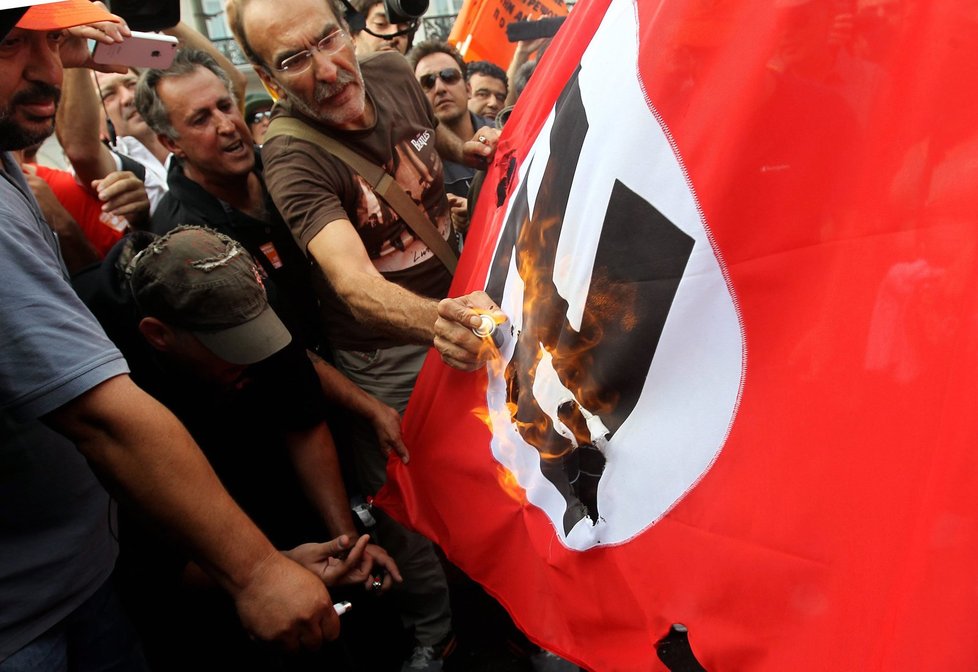 Pálení nacistické zástavy na protest proti Angele Merkel
