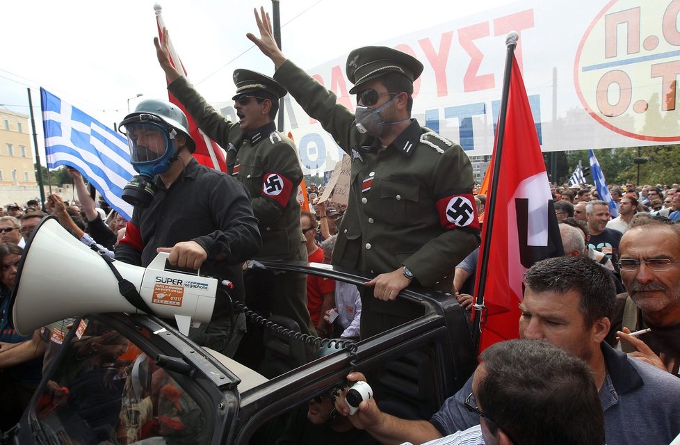 Řečtí demonstranti &#34;vítají&#34; Angelu Merkel v zemi v nacistických uniformách
