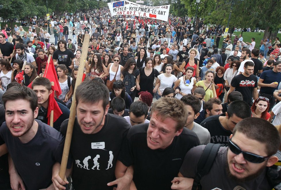 protestovat proti Angele Merkel a její politice vyrazili do ulic tisíce Řeků