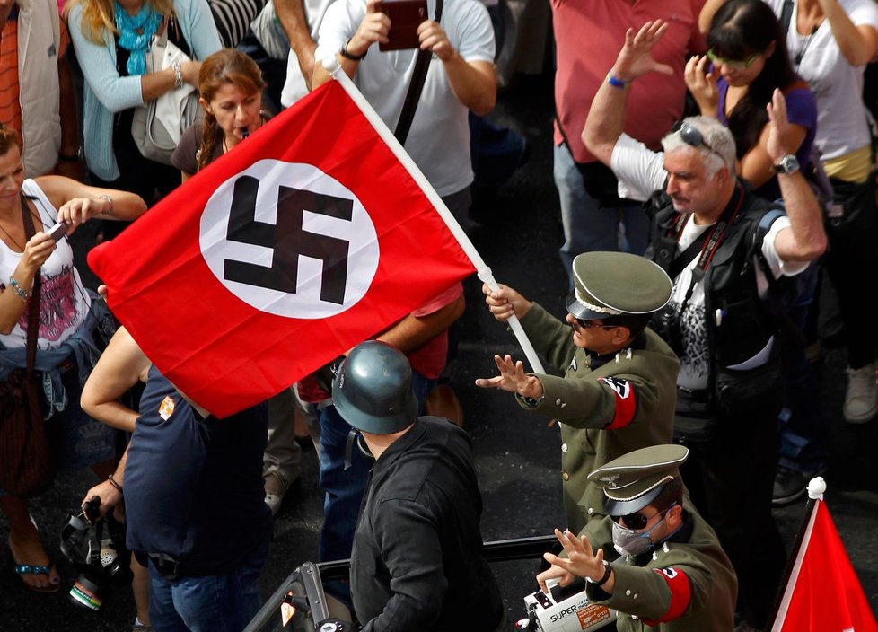 Řečtí demonstranti &#34;vítají&#34; Angelu Merkel v zemi v nacistických uniformách