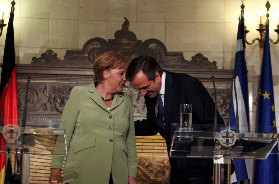 Copak to asi špitá Angela Merkel do ouška řeckému premiérovi Samarasovi