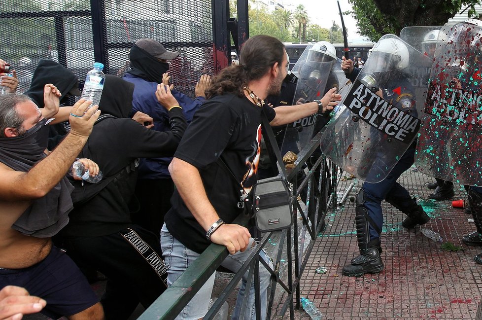 Střety demonstrantů a příslušníků pořádkových služeb před budovou řeckého parlamentu