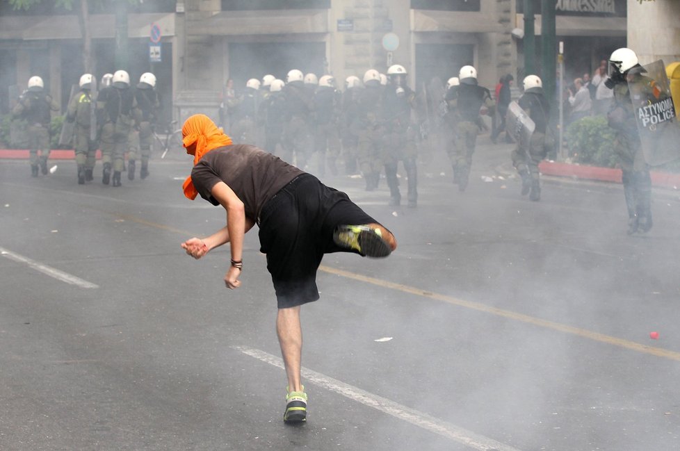 Demonstranté házeli na policisty kameny a lahve, těžkooděnci odpověděli slzným plynem