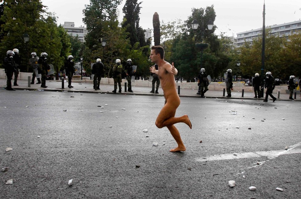 Nahá demonstrant, který vyběhl do ulic Atén na protest proti Angele Merkel