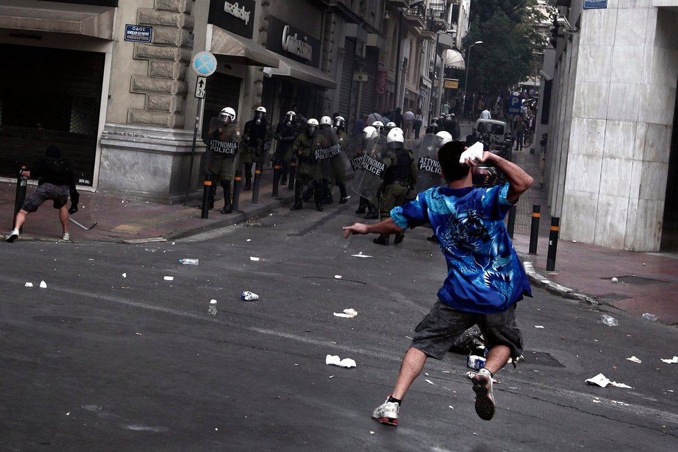 Neklid v řecké metropoli: Kamenem proti pořádkové jednotce