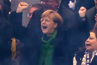 Góóól! Kancléřka Merkelová skákala na tribuně