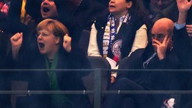 Angela Merkel se radovala z německého gólu, švédský premiér se v tu chvíli raději nechtěl dívat