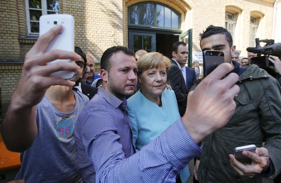 Německá kancléřka Angela Merkelová a selfie s uprchlíky